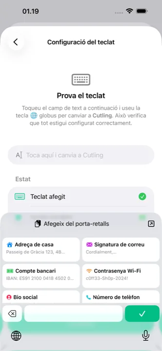 El teclat Cutling obert en un mòbil, amb cutlings desats a punt per tocar