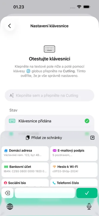 Klávesnice Cutling otevřená v telefonu s uloženými cutlingy připravenými k klepnutí