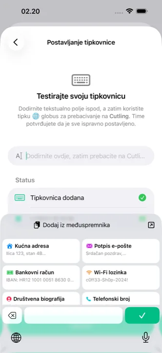 Cutling tipkovnica otvorena na telefonu, spremljeni cutlingi spremni za dodir
