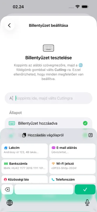 A Cutling billentyűzet megnyitva telefonon, mentett cutlingokkal, amelyek koppintásra készen állnak