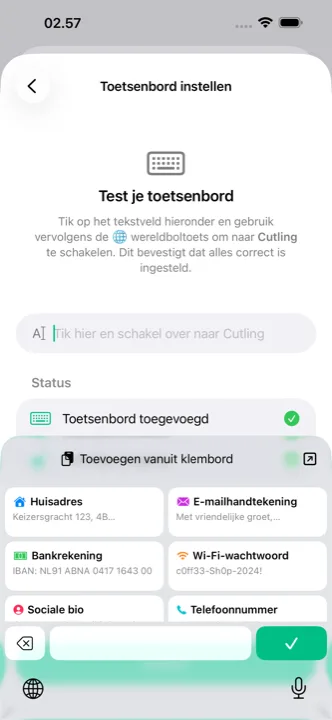 Het Cutling-toetsenbord open op een iPhone, met bewaarde cutlings die je zo kunt aantikken