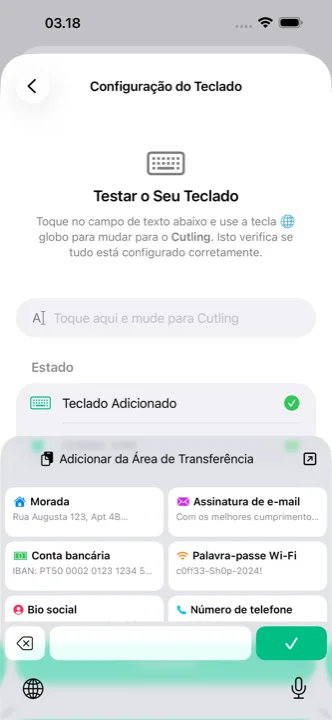 O teclado Cutling aberto num telemóvel, com cutlings guardados prontos a tocar